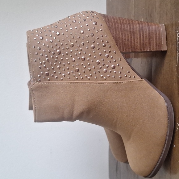 Studded Tan Ankle Boots Size 6M - Picture 3 of 9